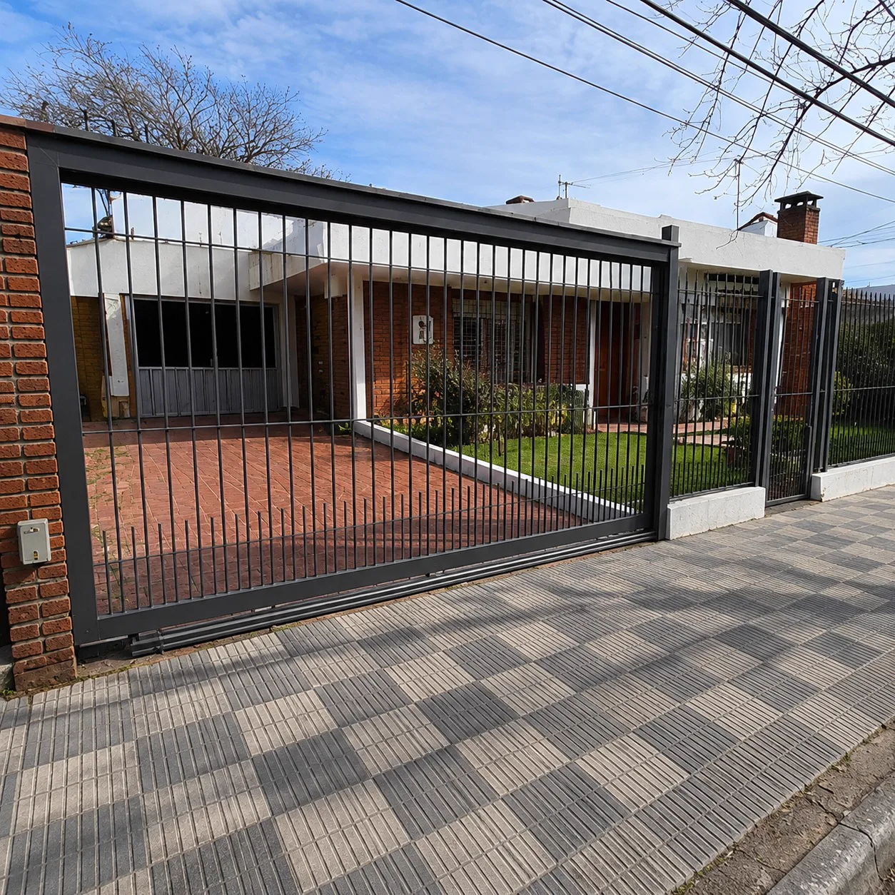 Portón corredizo de rejas — trabajo de herrería de Hierro Fach